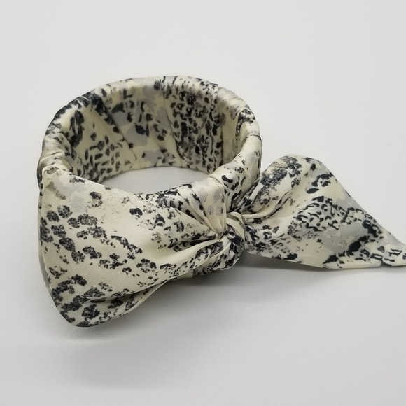 fabric wrapped hinged bangle with bow - Picture 1 of 5